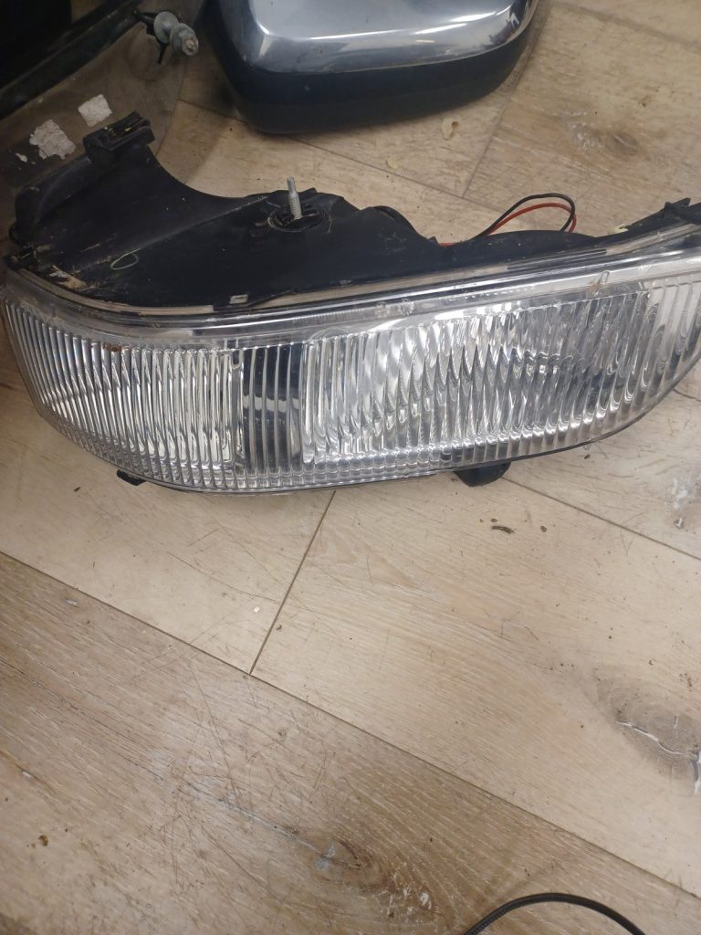 06-11 Cadillac DTS RH Passenger Side Fog Light Lamp Halogen OEM With Bulb