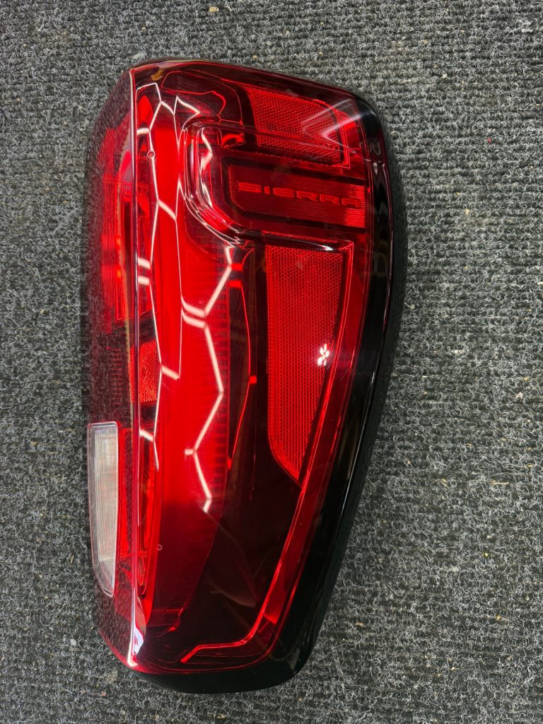 2020-2022 GMC Sierra 2500HD 3500HD Tail Light RH Passenger Side Halogen 84760016 Used